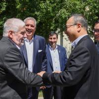 Foto: El Secretario saludando al Embajador Wang Wei 